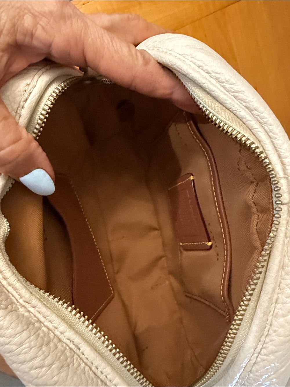 Coach Camera C5809 Cream Pebbled Leather Crossbody Bag with Turn-Lock Closure - Picture 11 of 16